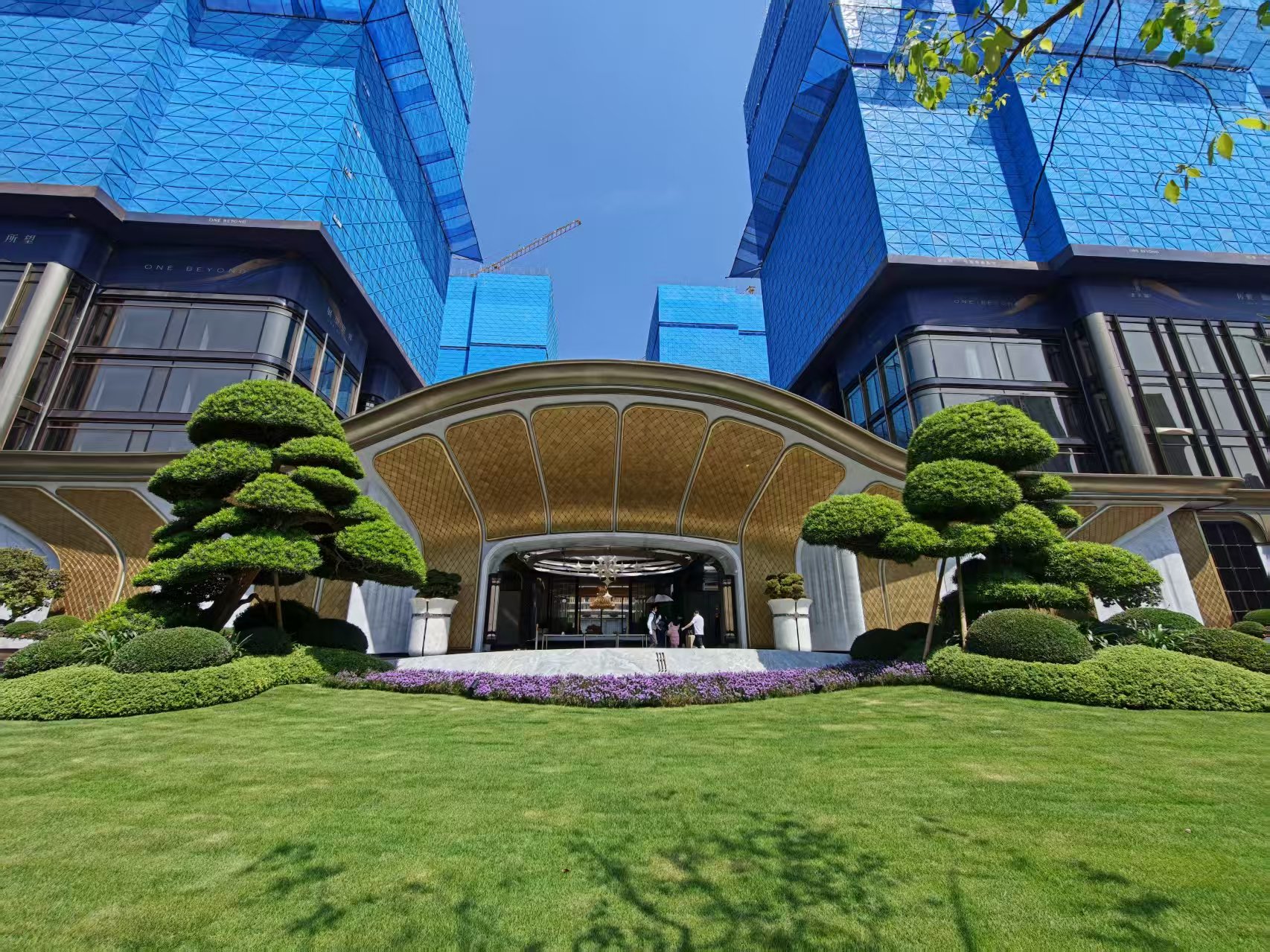 先令球应用于高端商业地产入口景观
